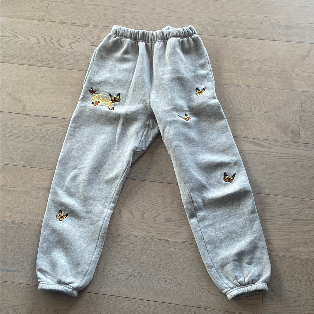 FELT - Sweats with embroidered butterfly. Popularized by Khloe Kardashian. Sz S